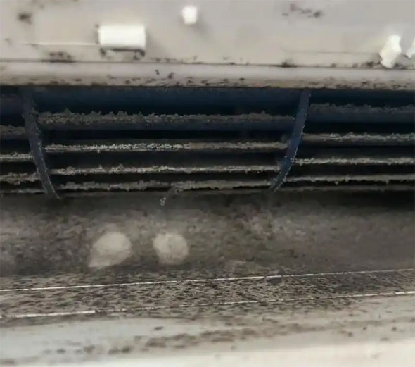 康定空调吹的风有股烧焦味是怎么回事